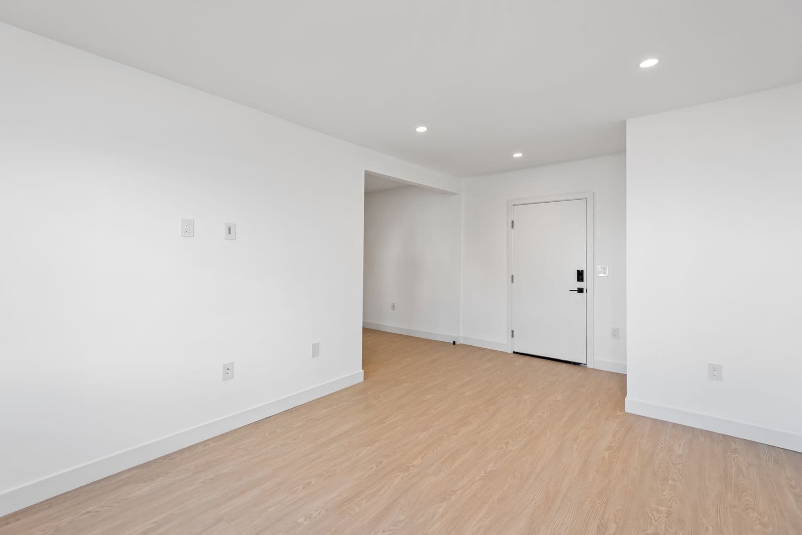Los Angeles Apartment: 3415 London St