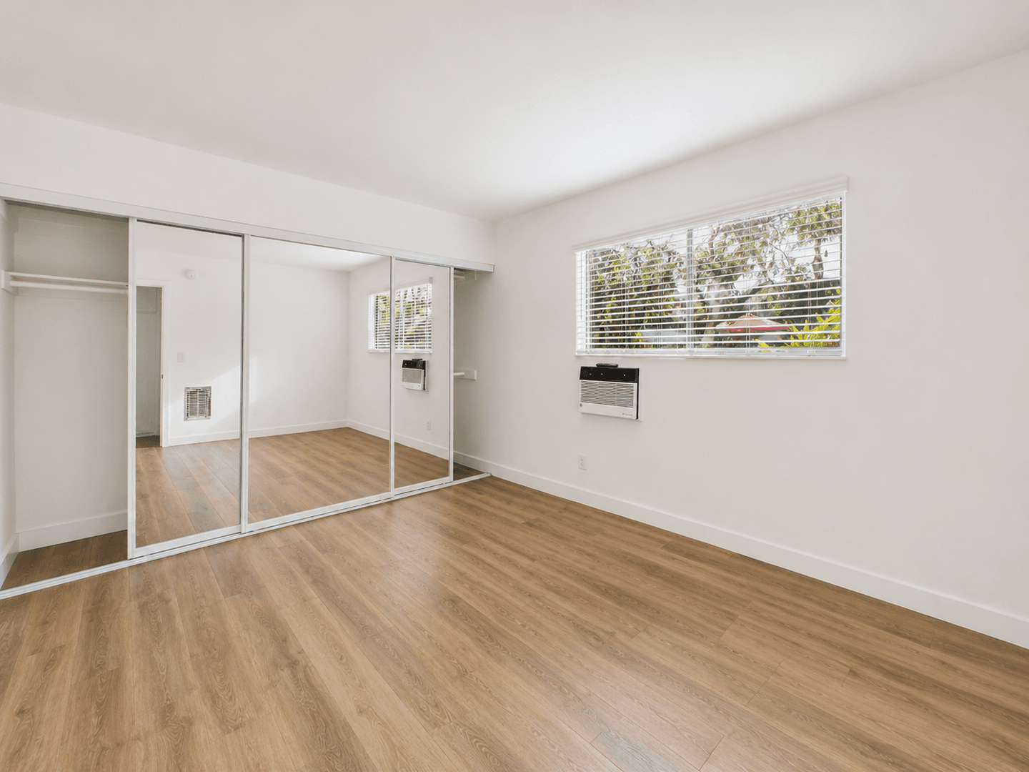 Tarzana Apartment: 5931 Reseda Blvd