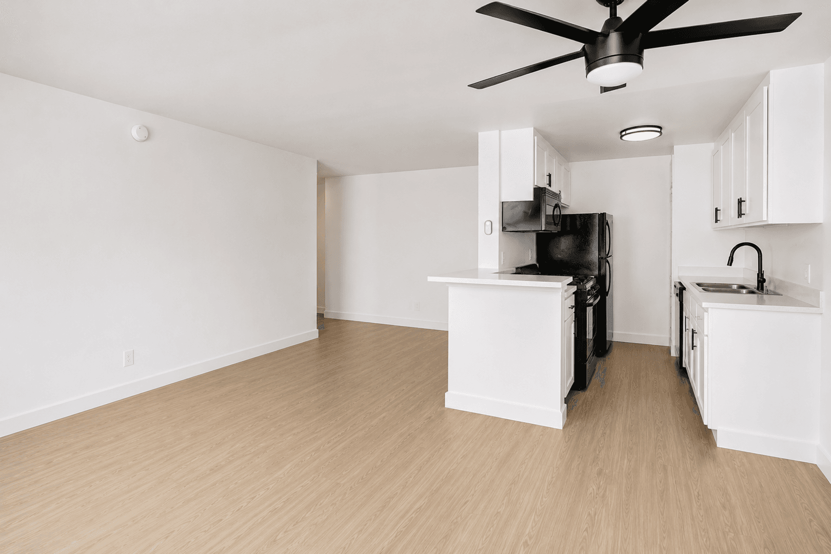 Tarzana Apartment: 5919 Reseda Blvd