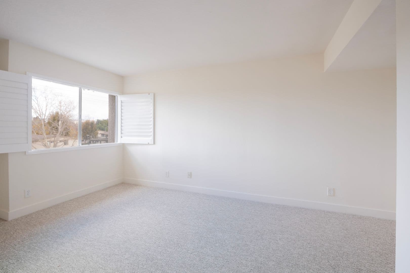 Northridge Apartment: 10020 Zelzah Avenue