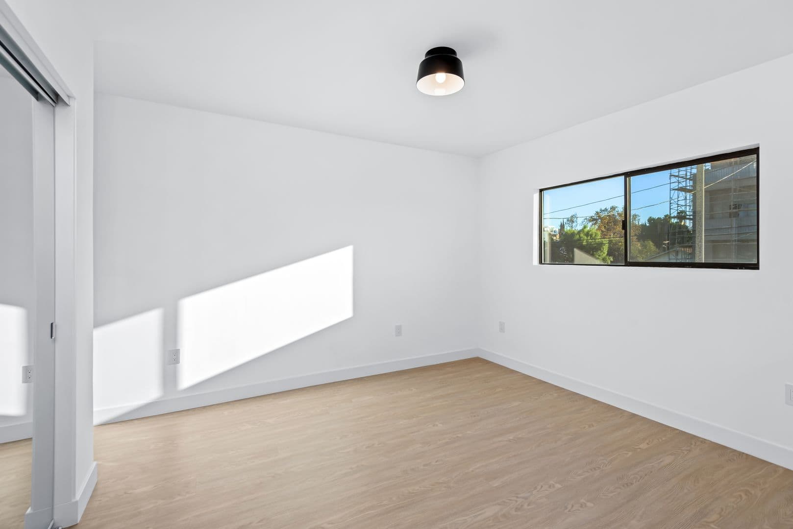 Los Angeles Apartment: 3415 London St