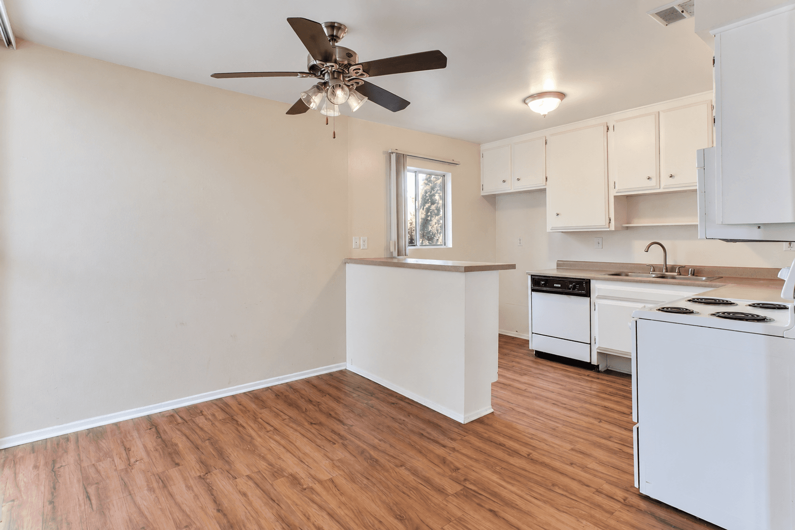 Sherman Oaks Apartment: 14955 Dickens St