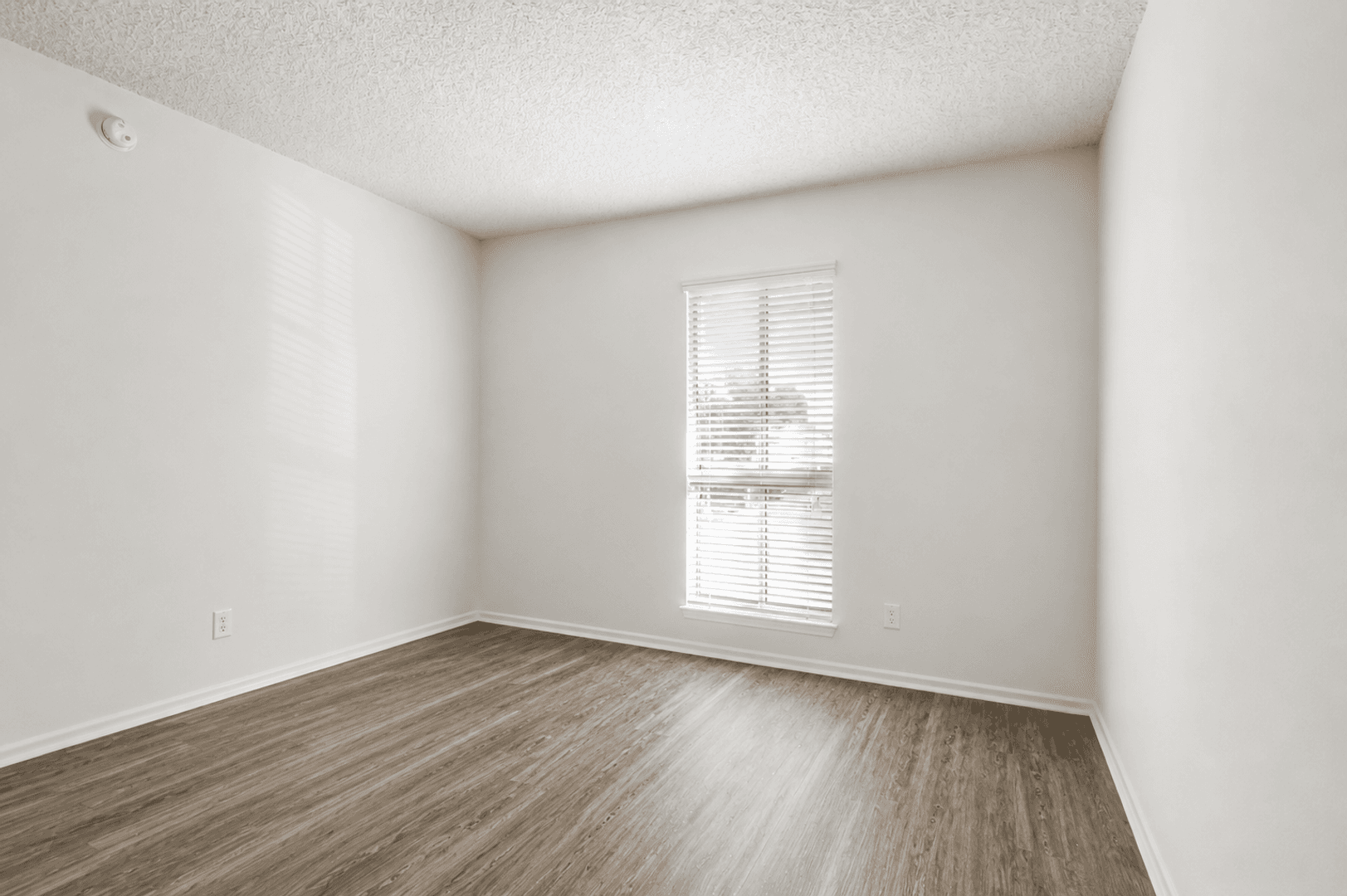 Tarzana Apartment: 5931 Reseda Blvd