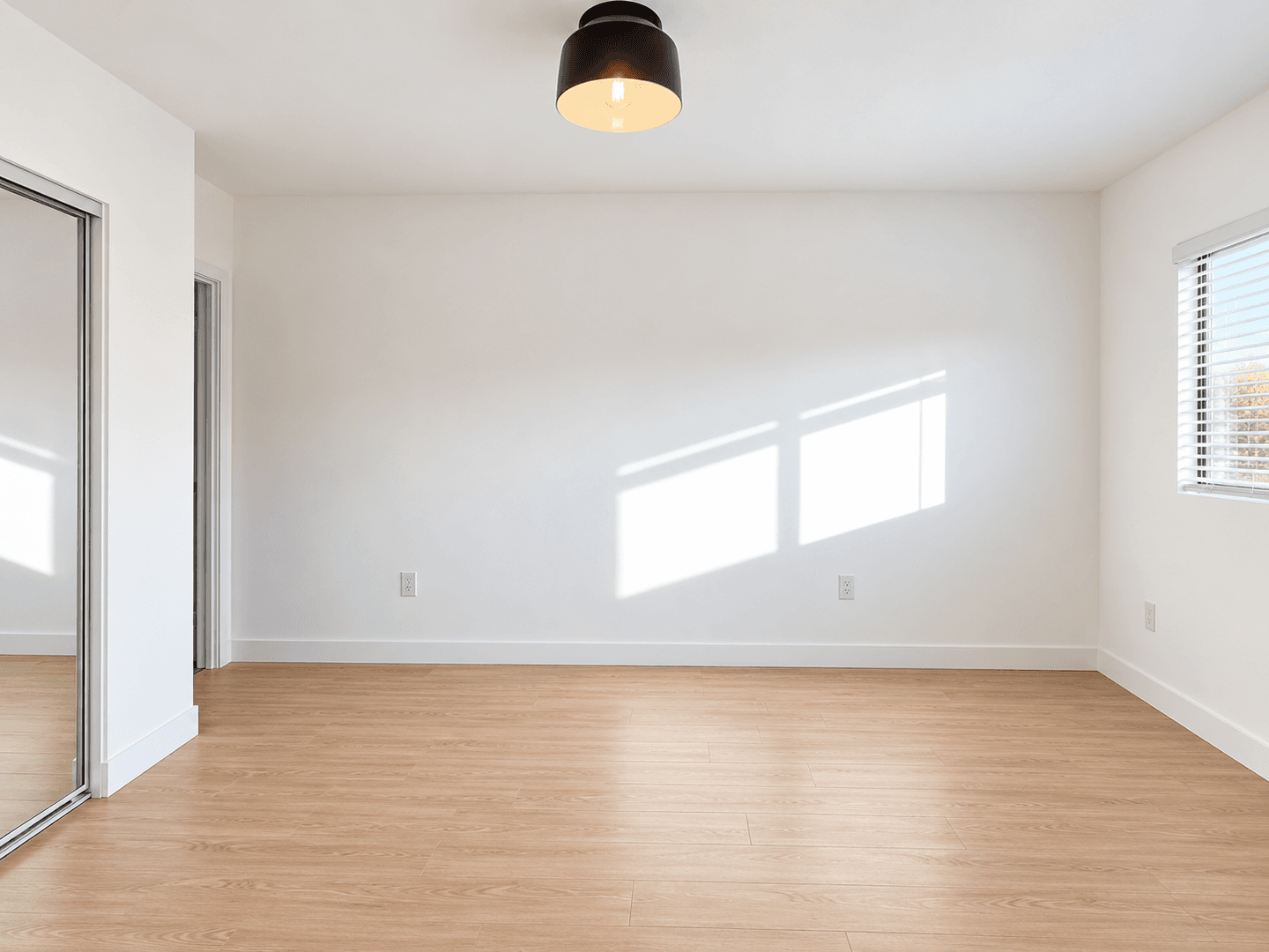 Los Angeles Apartment: 3415 London St
