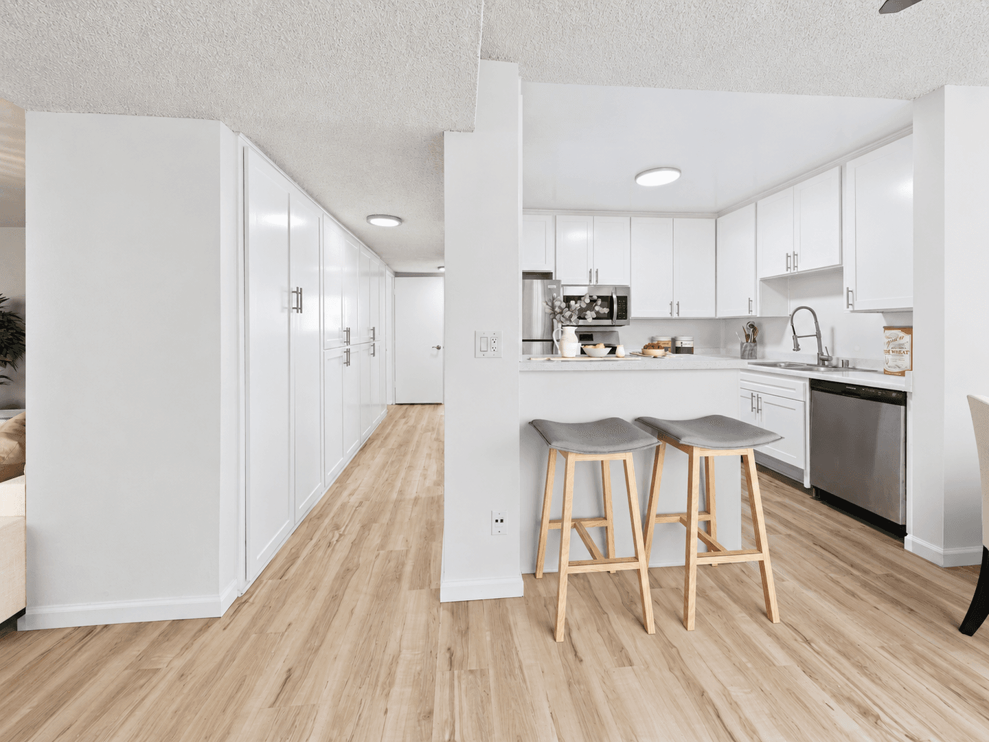 Sherman Oaks Apartment: 14955 Dickens St