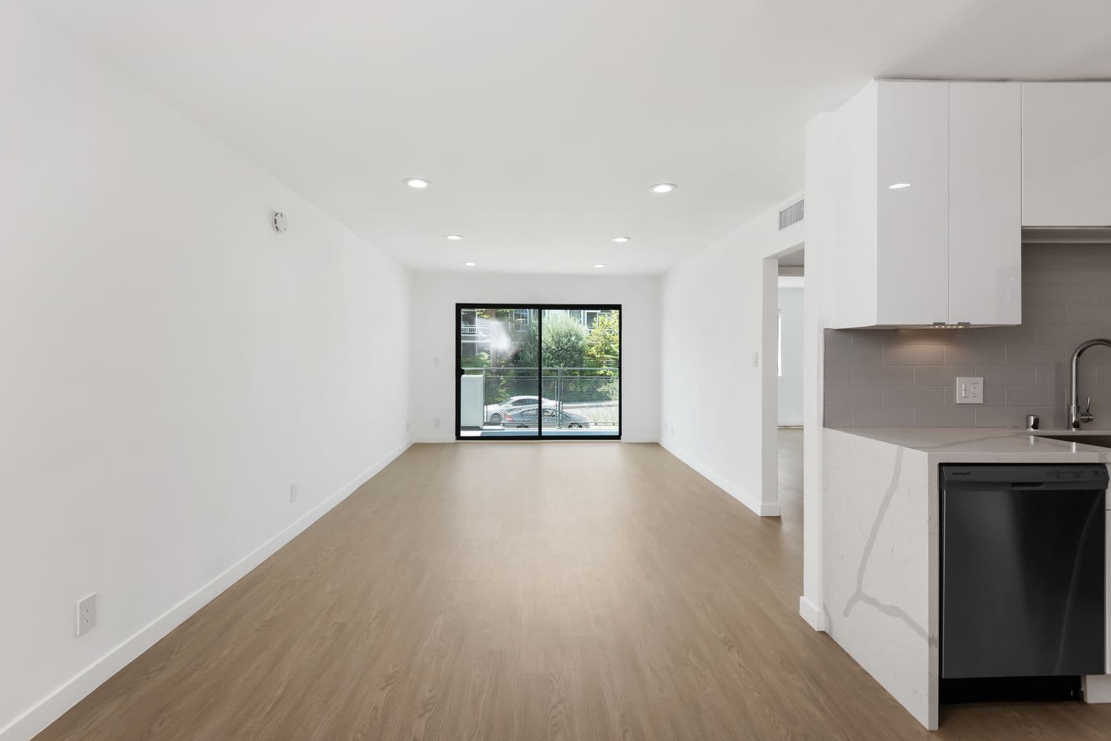 Los Angeles Apartment: 1546 Bundy Drive