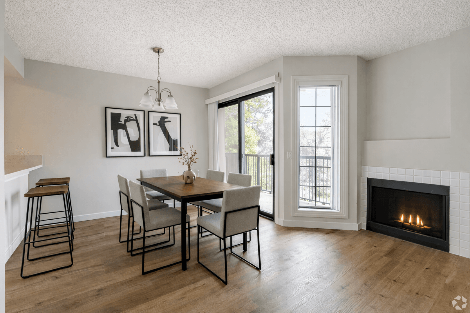 Paramount Apartment: 8350 Gardendale St