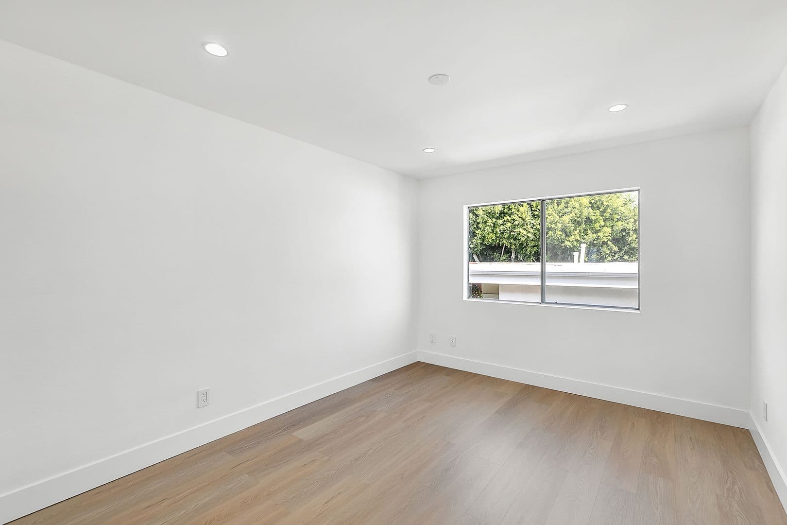 Los Angeles Apartment: 12420 Woodgreen St