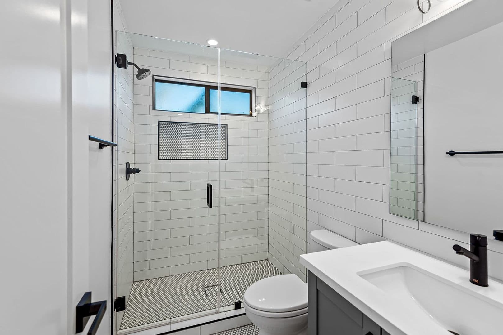 Los Angeles Apartment: 3415 London St