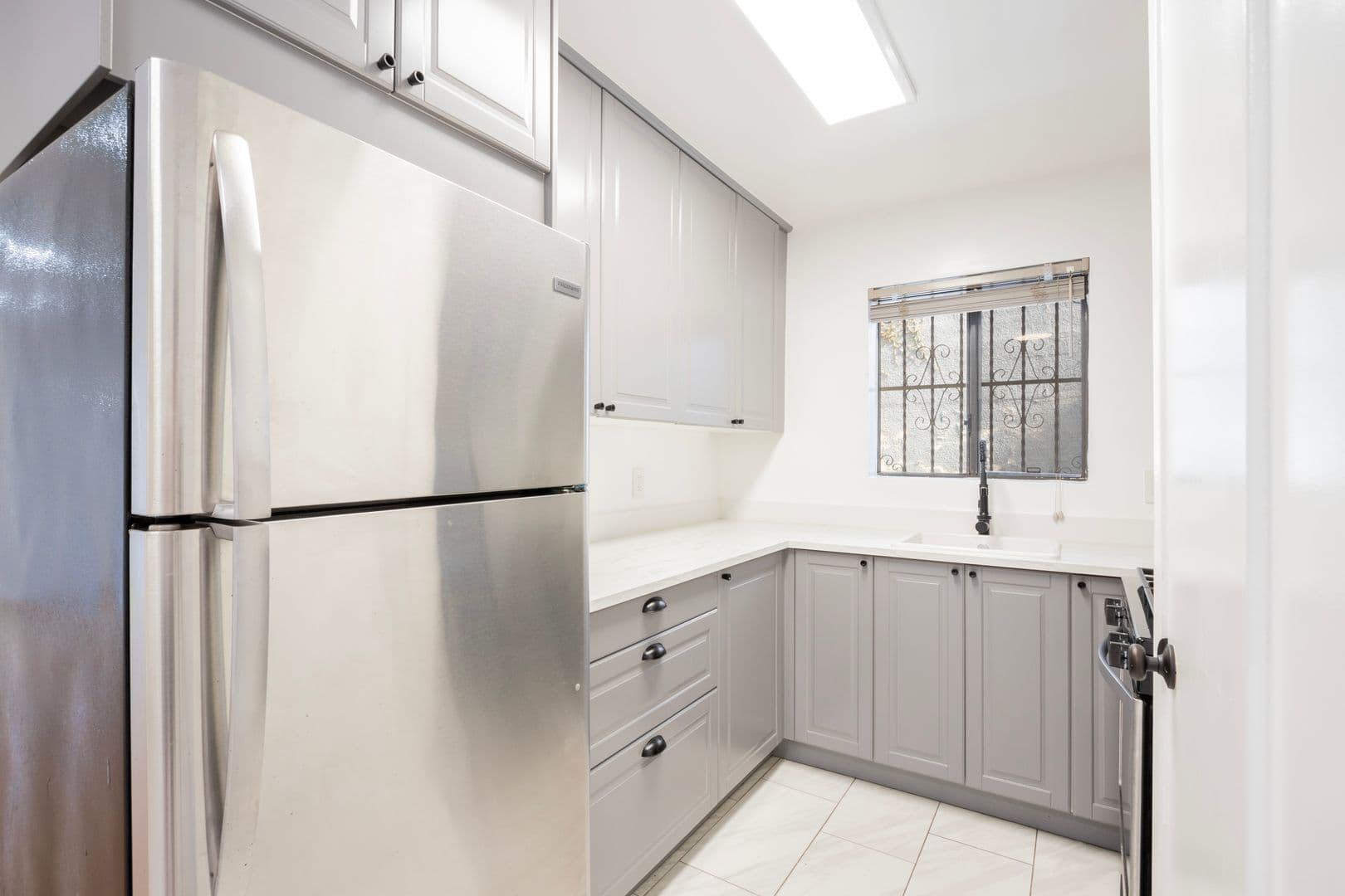 Los Angeles Apartment: 980 White Knoll Dr