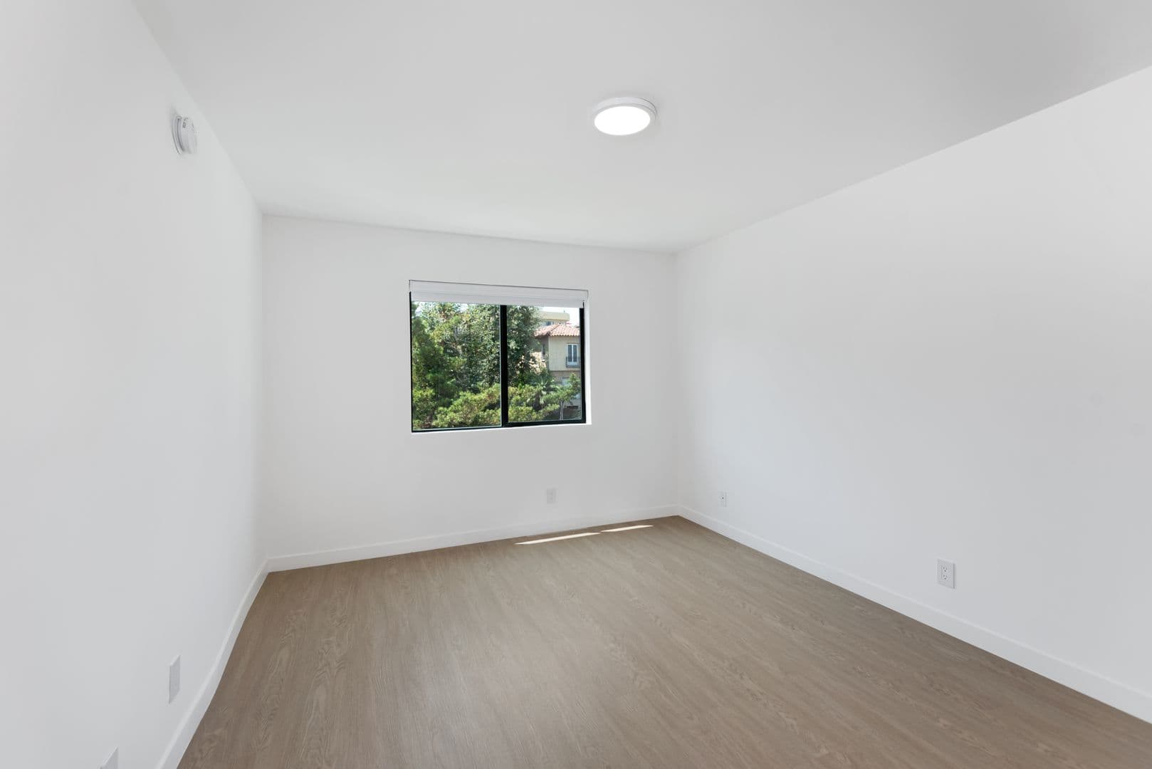 Los Angeles Apartment: 1546 Bundy Drive