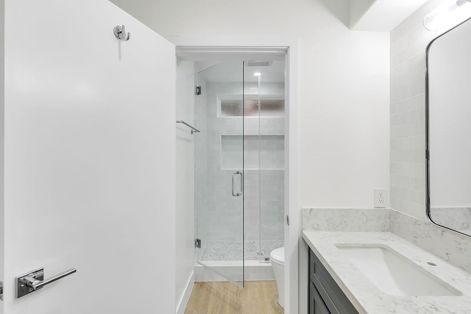 Santa Monica Apartment: 1133 25th St