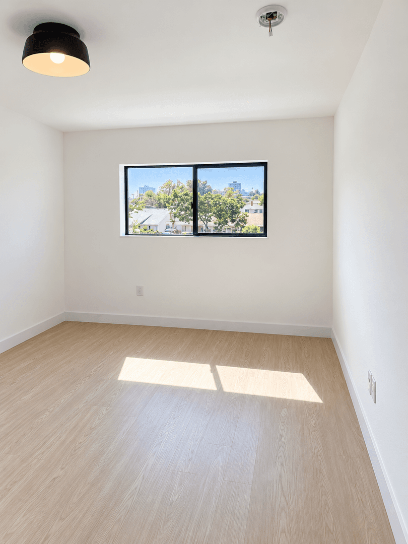 Los Angeles Apartment: 3415 London St