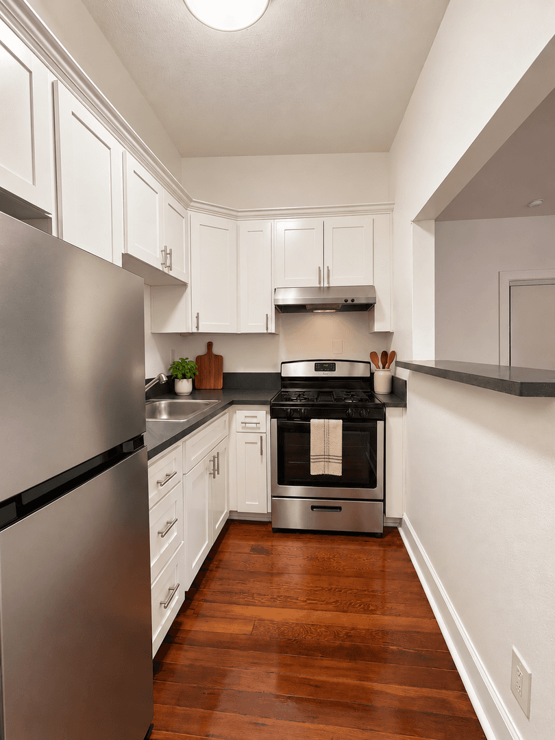 Los Angeles Apartment: 2810 Leeward Ave