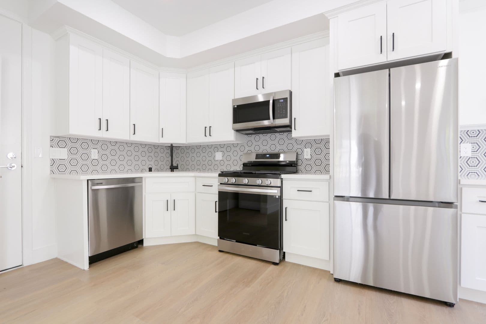 Los Angeles Apartment: 1325 N Poinsettia Pl