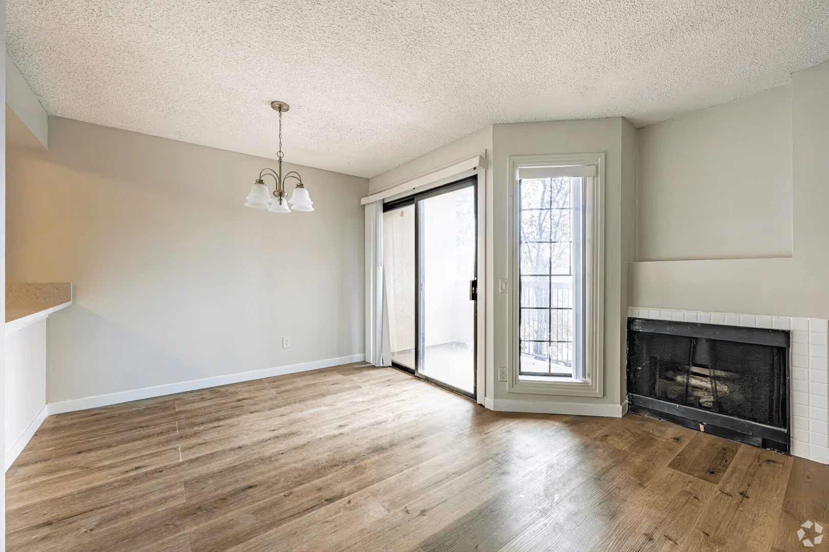 Paramount Apartment: 8350 Gardendale St