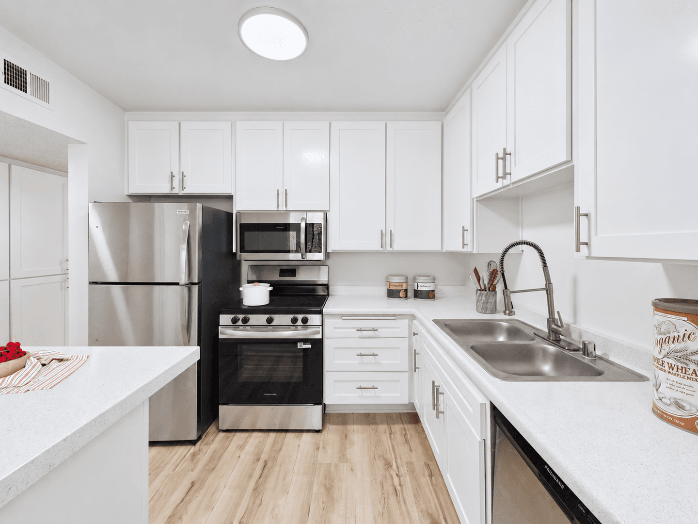 Sherman Oaks Apartment: 14955 Dickens St