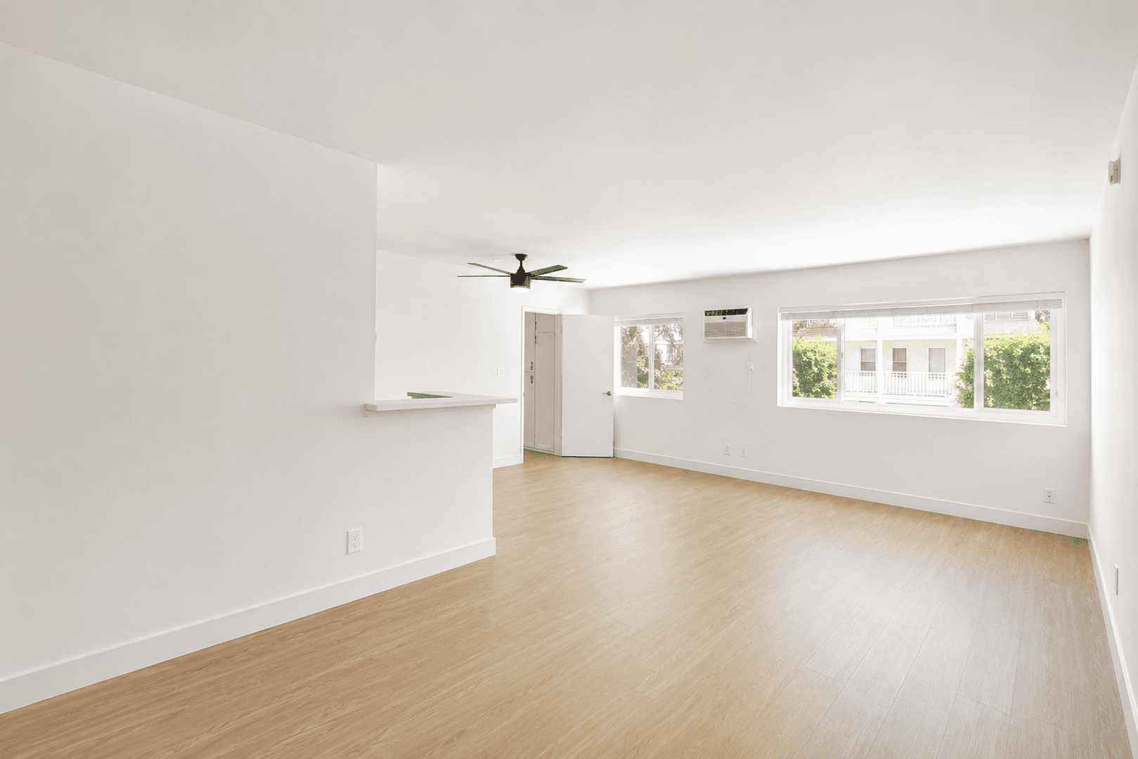 Tarzana Apartment: 5919 Reseda Blvd