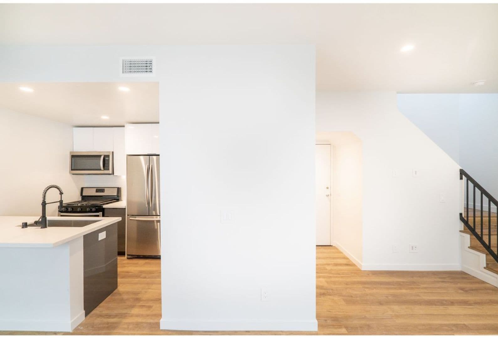 Los Angeles Apartment: 6120 Eleanor Ave