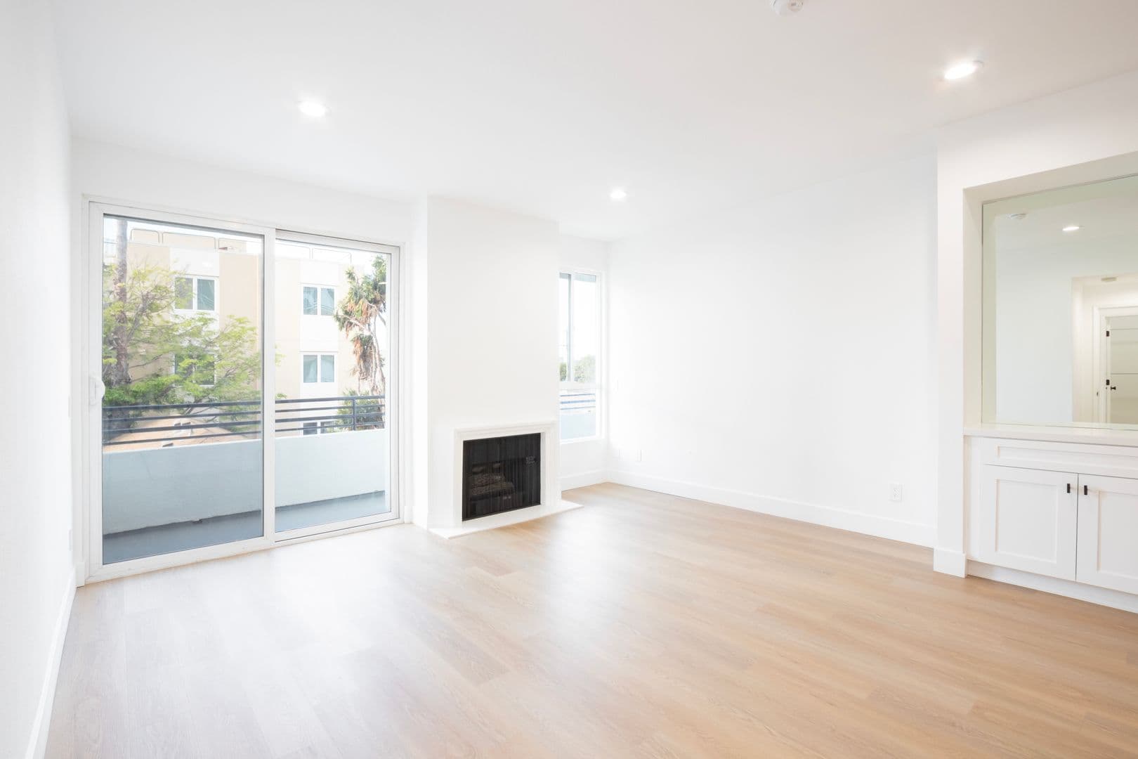 Los Angeles Apartment: 1616 N Serrano Ave.