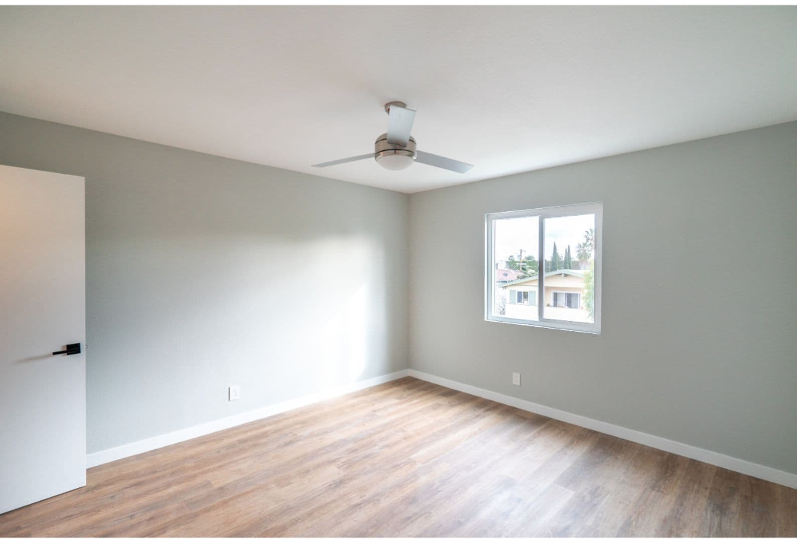 Los Angeles Apartment: 5847 Willoughby Avenue