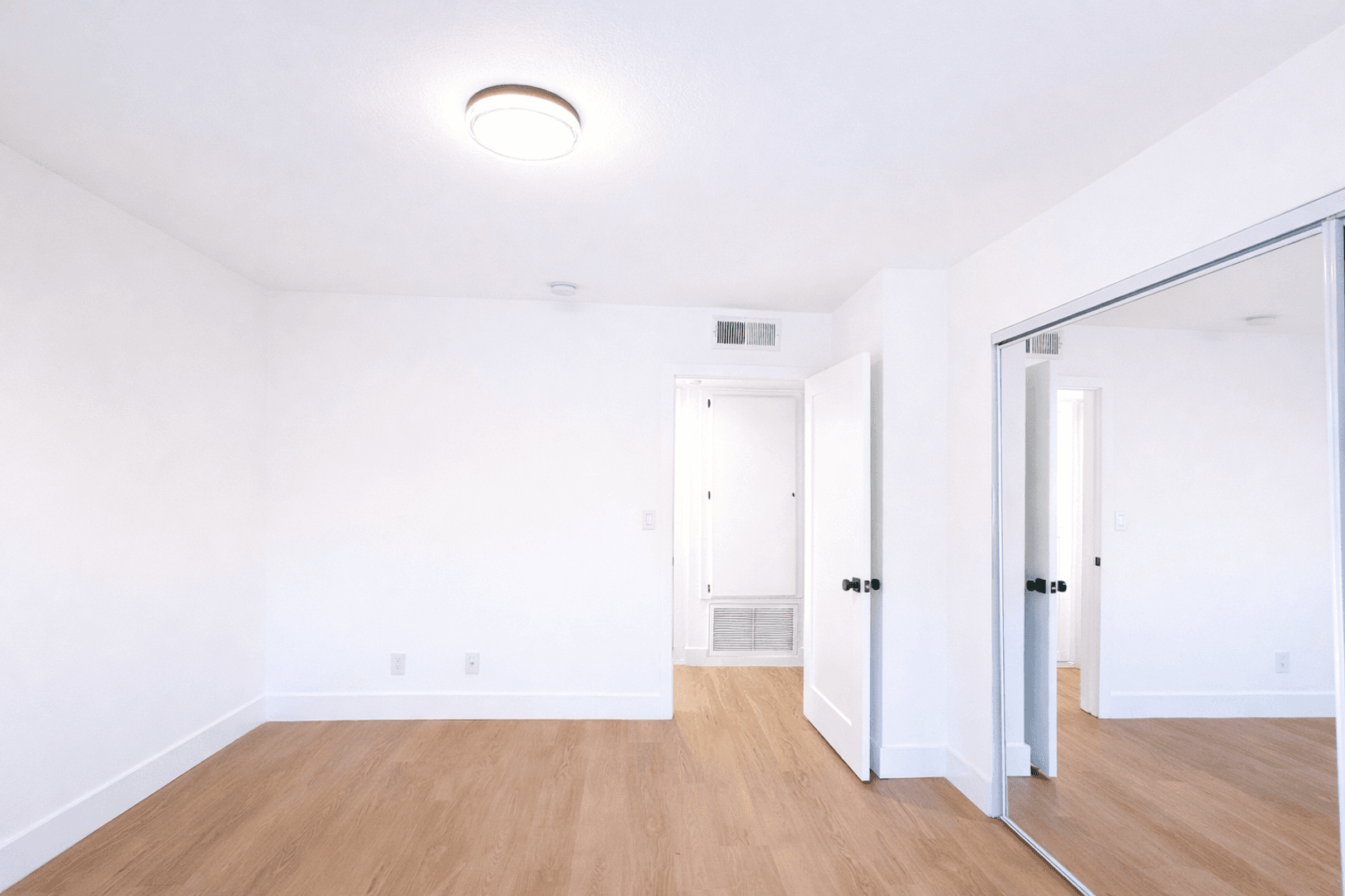 Los Angeles Apartment: 2123 Rodney Drive