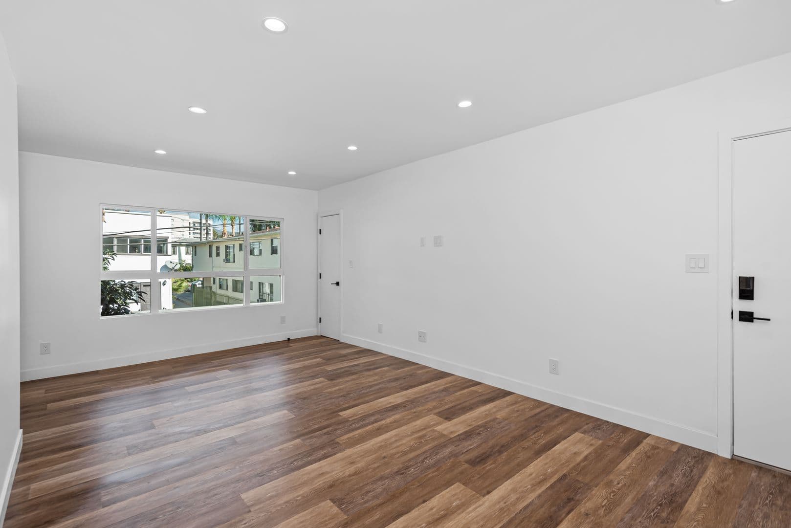 Los Angeles Apartment: 1563 Gordon Street