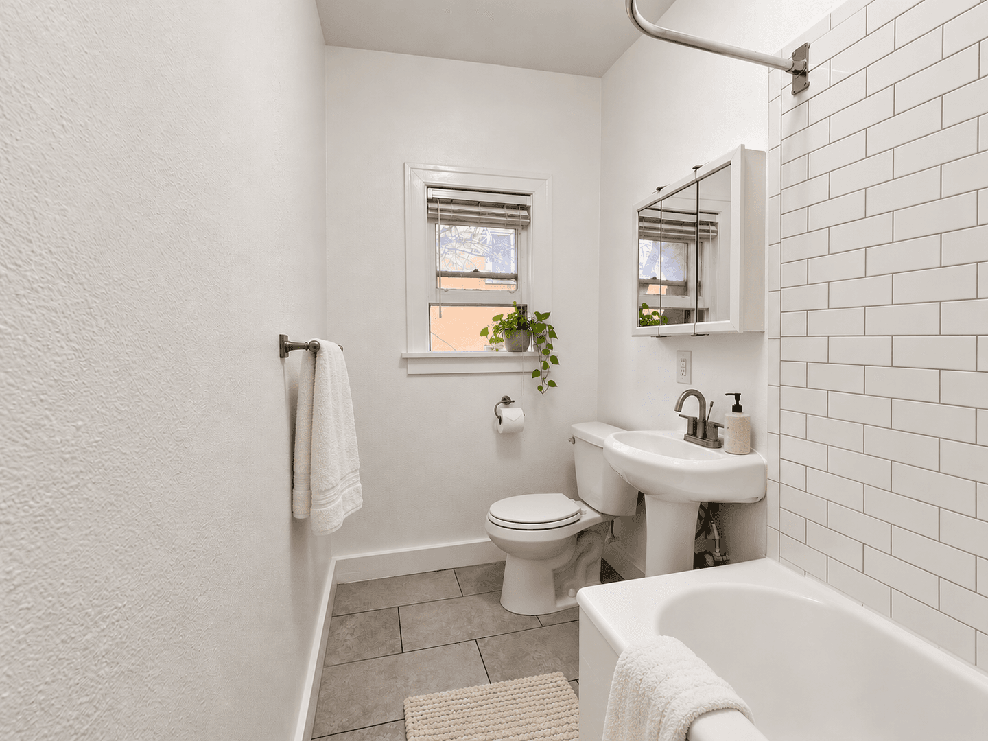 Los Angeles Apartment: 2810 Leeward Ave
