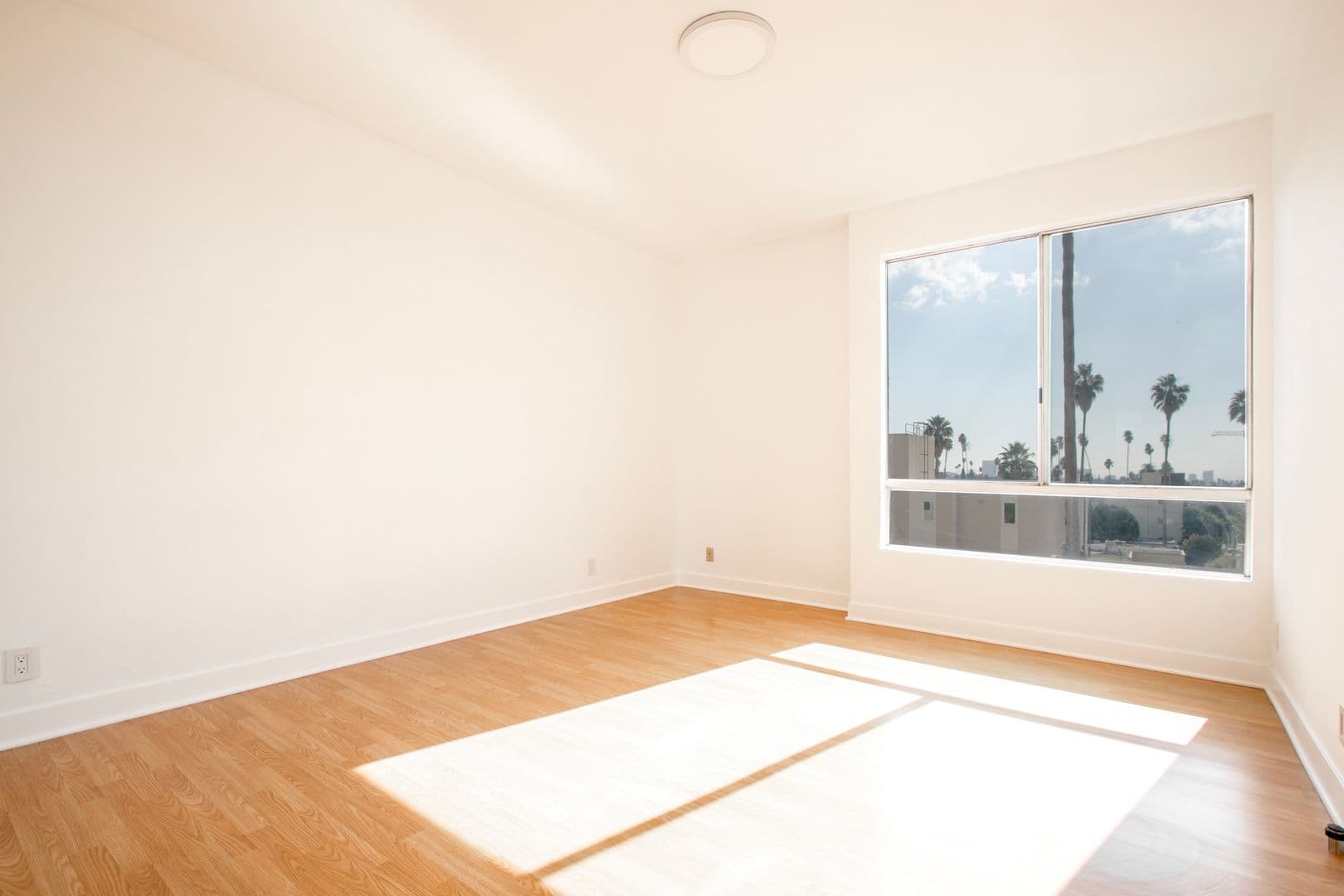 Los Angeles Apartment: 1616 N Serrano Ave.