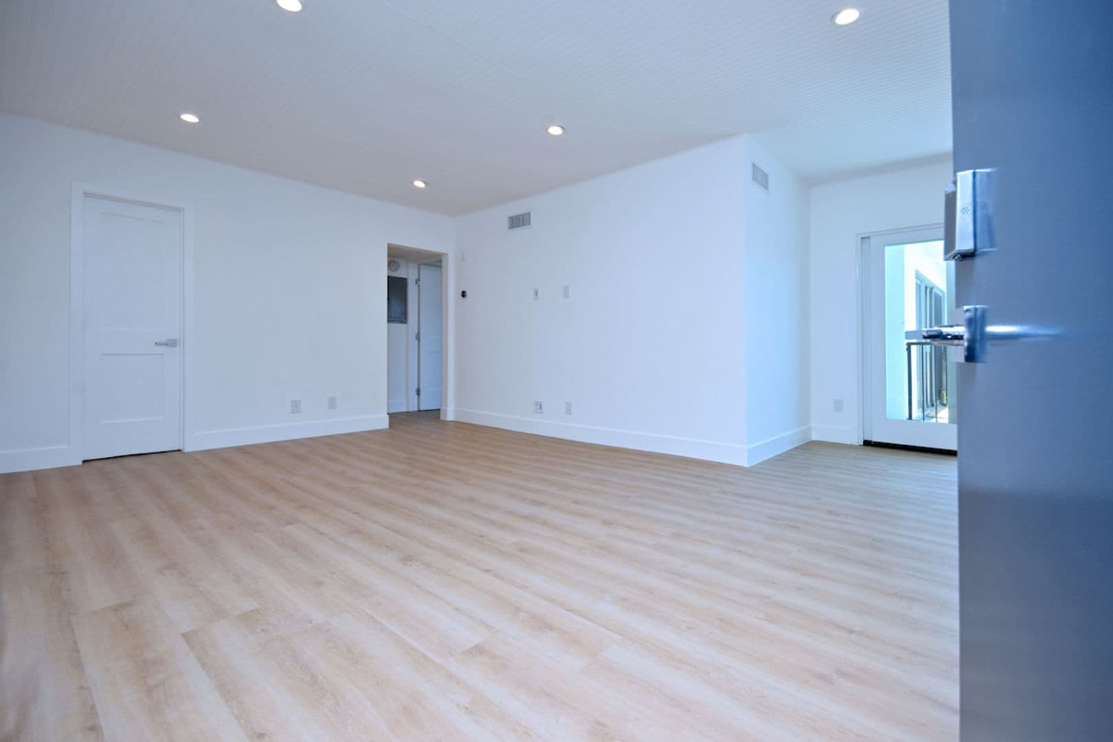 Santa Monica Apartment: 834 4th Street