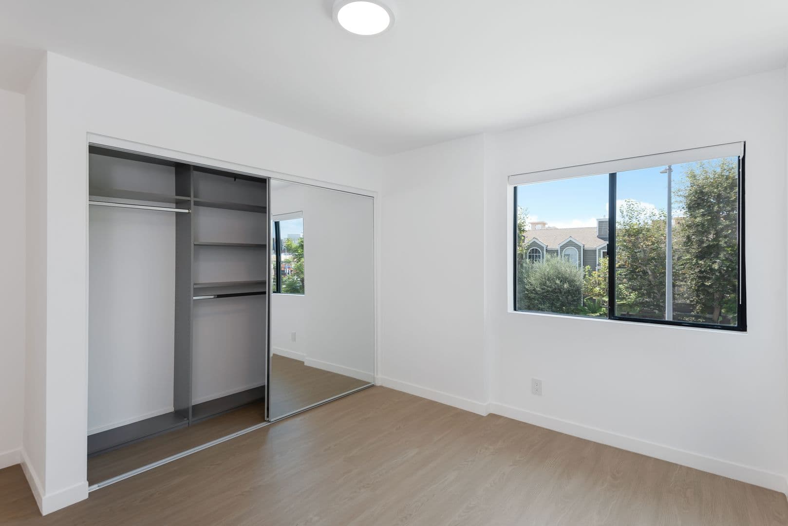 Los Angeles Apartment: 1546 Bundy Drive