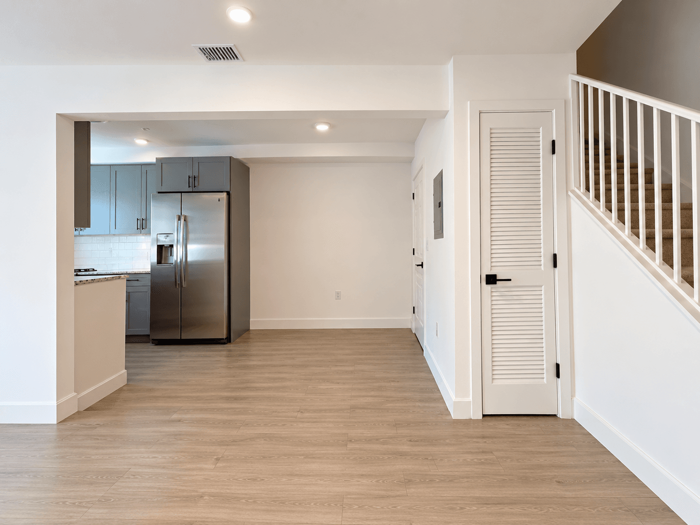 Los Angeles Apartment: 3415 London St