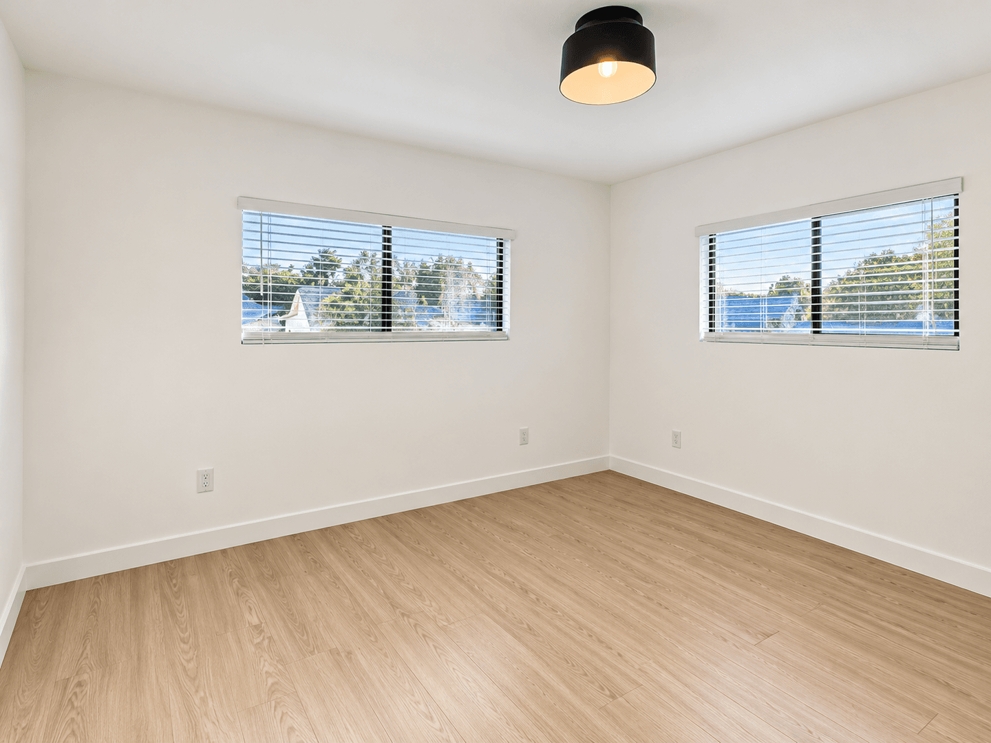 Los Angeles Apartment: 3415 London St