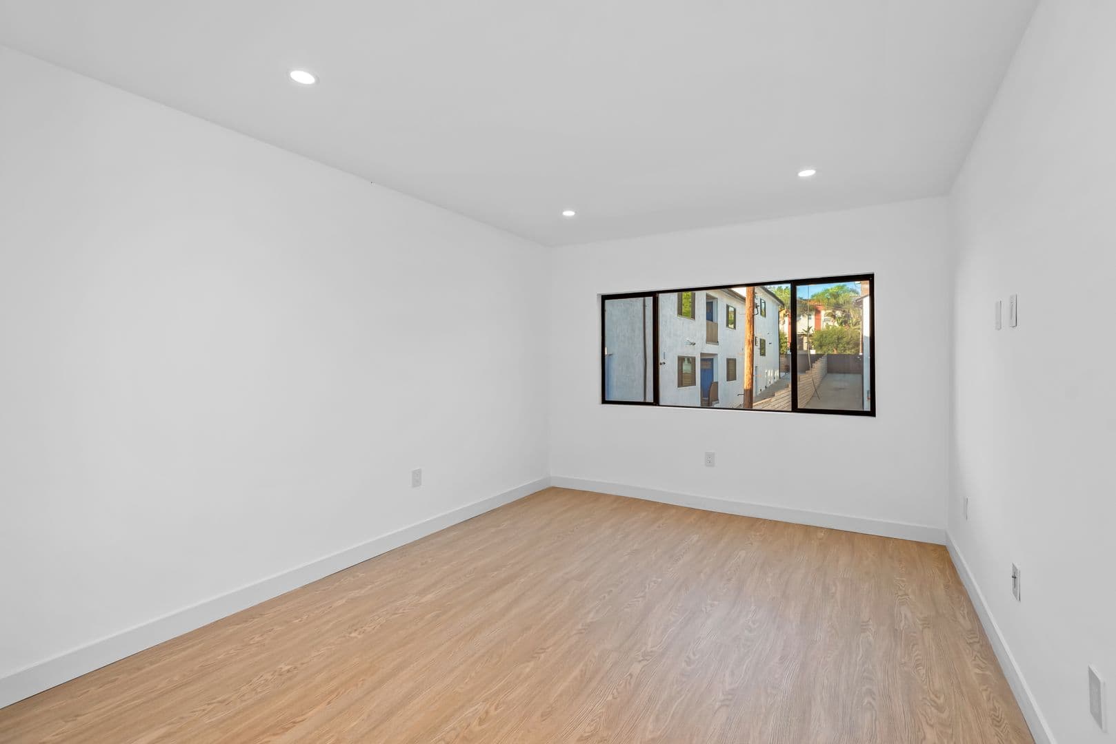 Los Angeles Apartment: 3415 London St