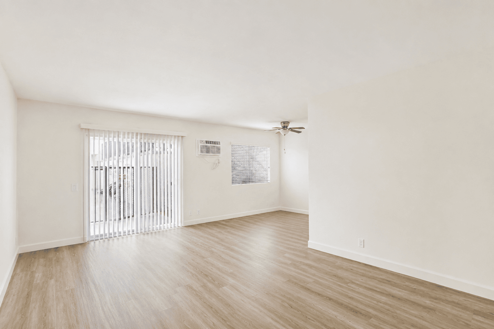 Tarzana Apartment: 5931 Reseda Blvd