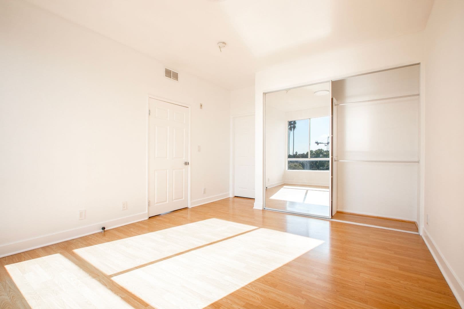 Los Angeles Apartment: 1616 N Serrano Ave.