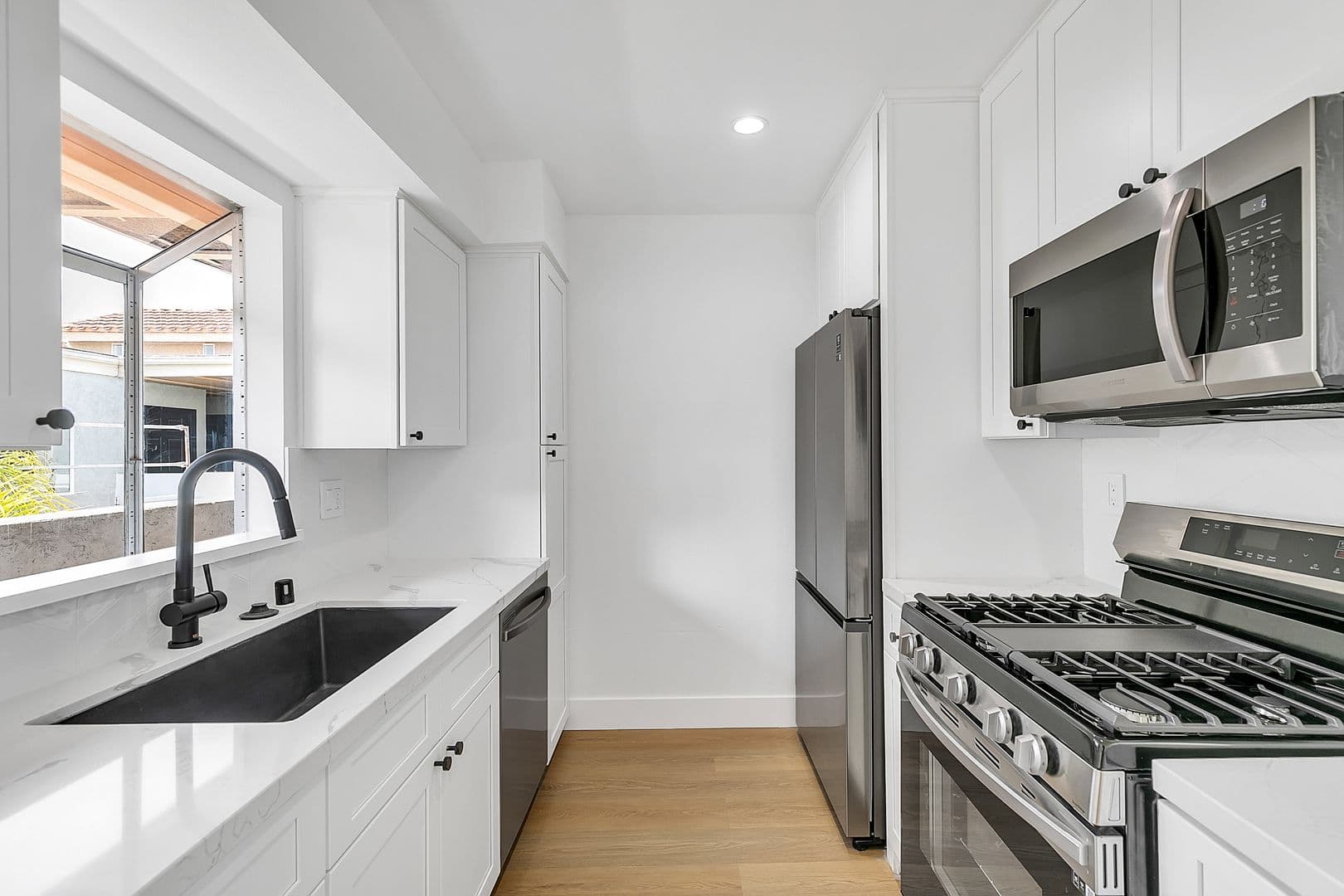 Los Angeles Apartment: 12420 Woodgreen St