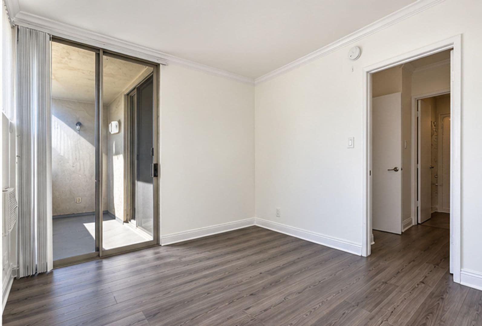 Los Angeles Apartment: 1840 Winona Blvd