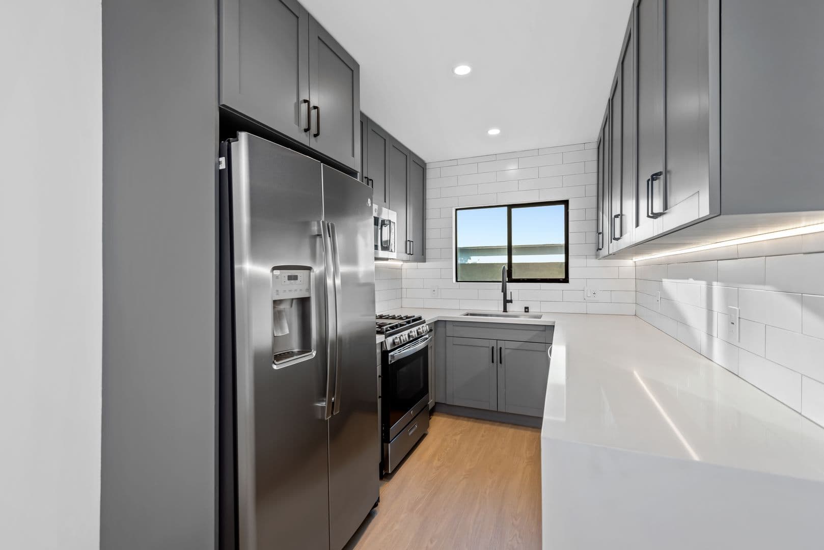 Los Angeles Apartment: 3415 London St