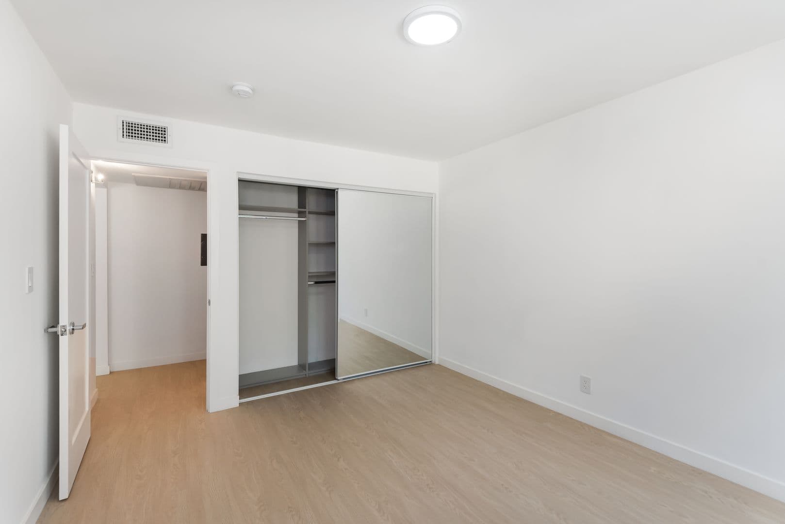 Los Angeles Apartment: 1546 Bundy Drive