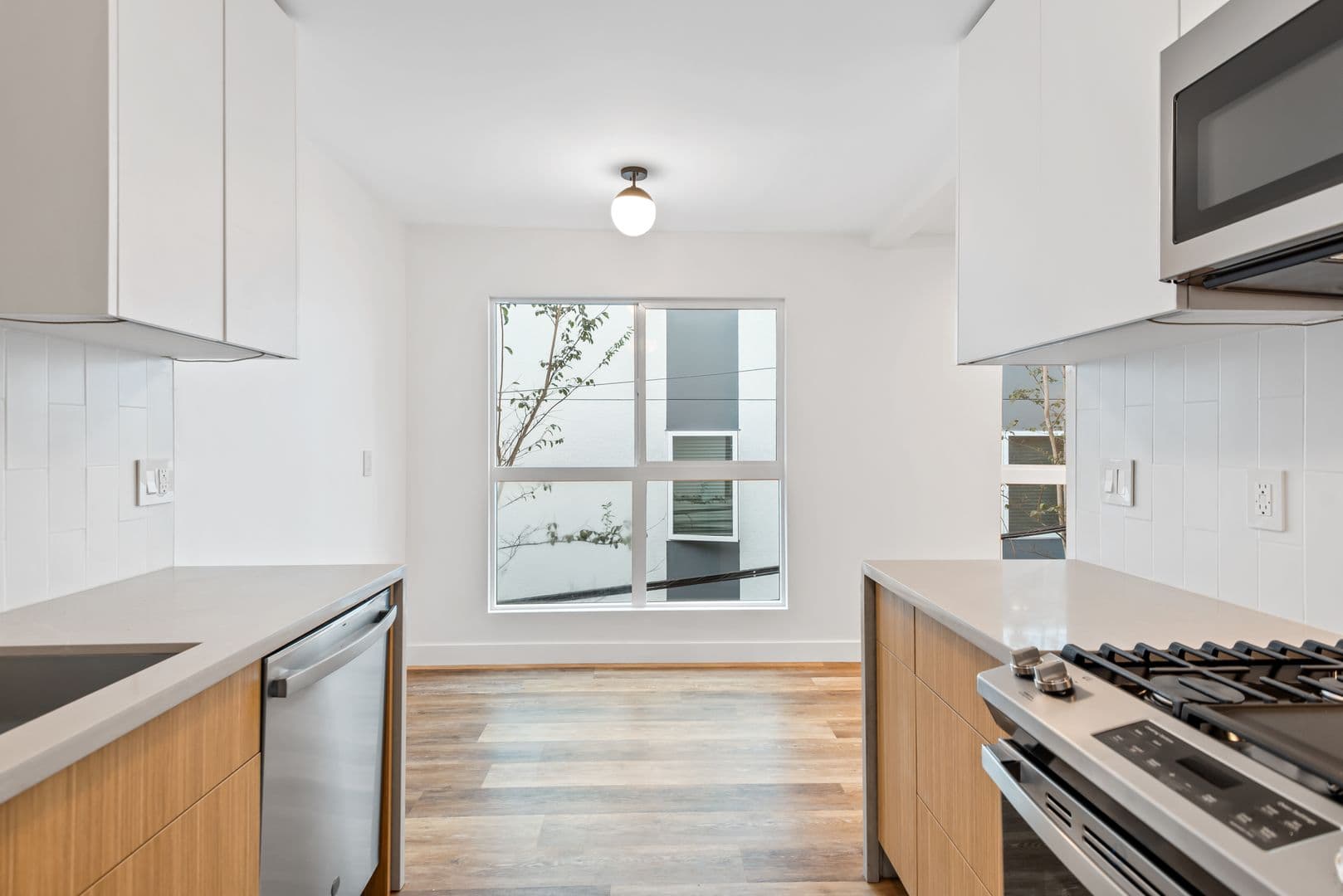 Los Angeles Apartment: 1563 Gordon Street