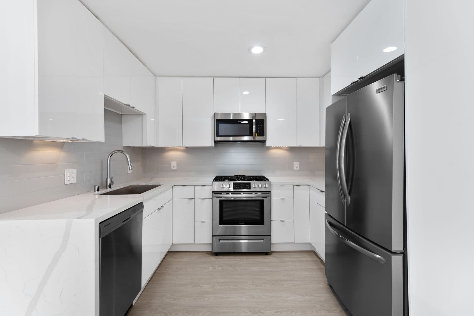 Los Angeles Apartment: 1546 Bundy Drive