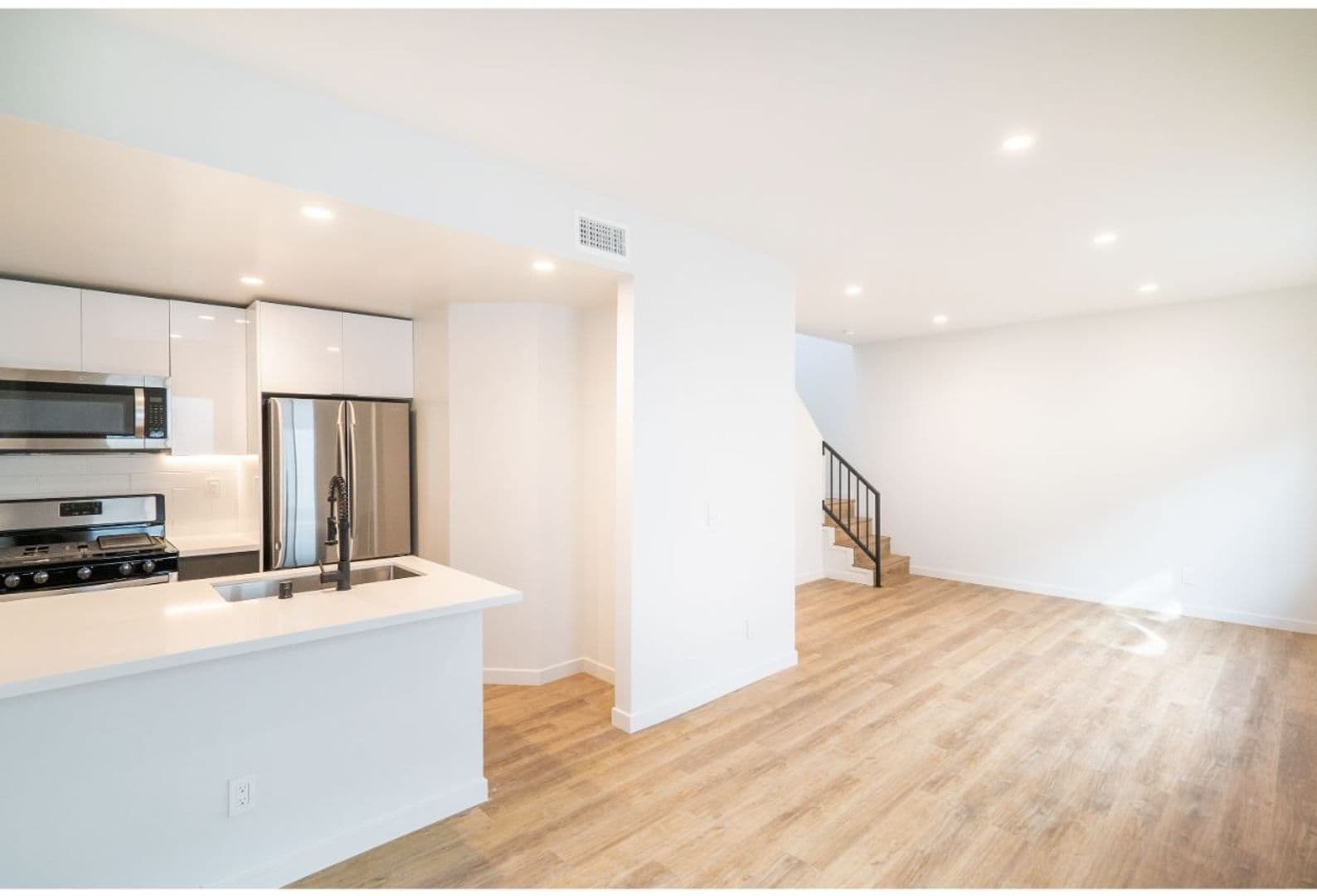 Los Angeles Apartment: 6120 Eleanor Ave