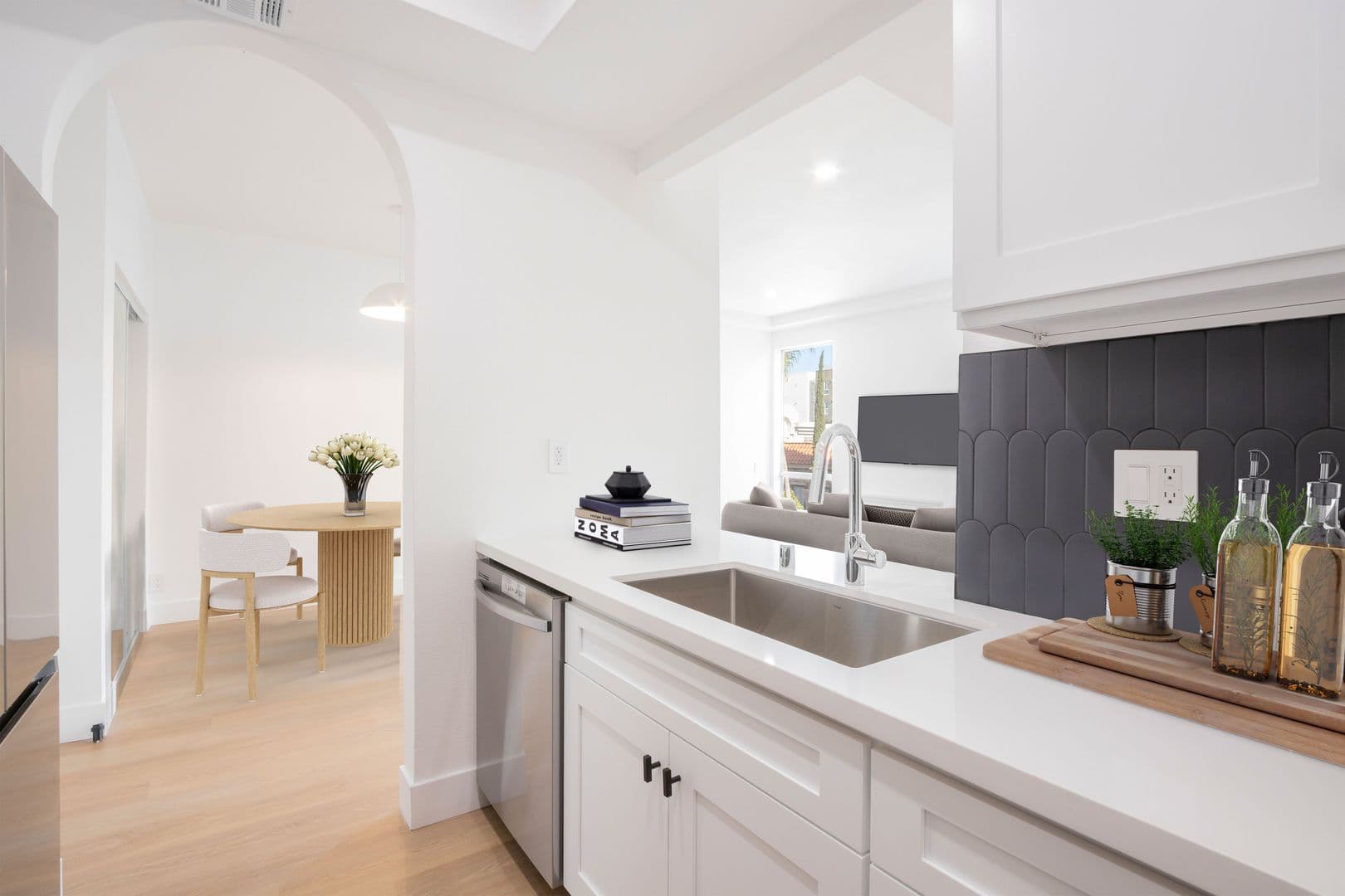 Los Angeles Apartment: 1616 N Serrano Ave.