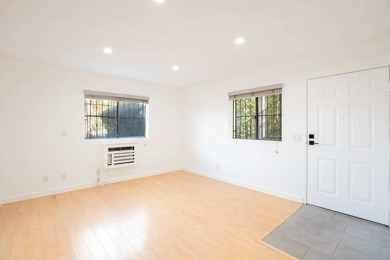 Los Angeles Apartment: 980 White Knoll Dr