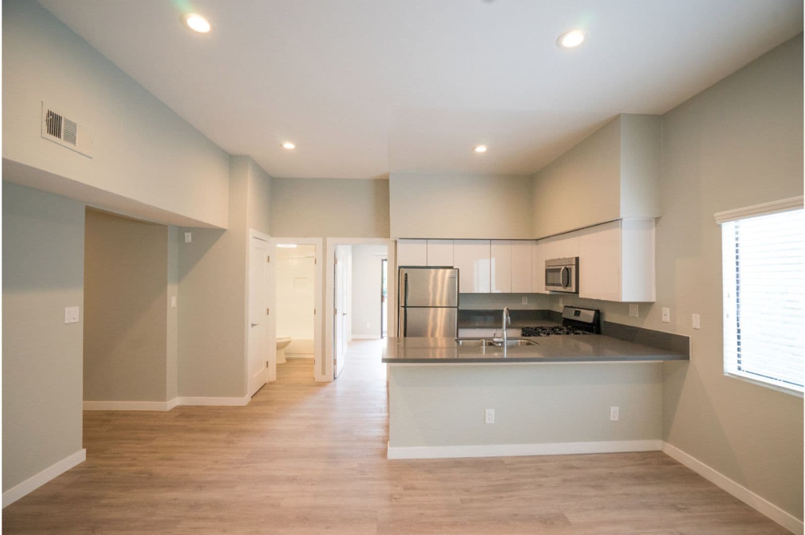 Los Angeles Apartment: 3426 W 1st St