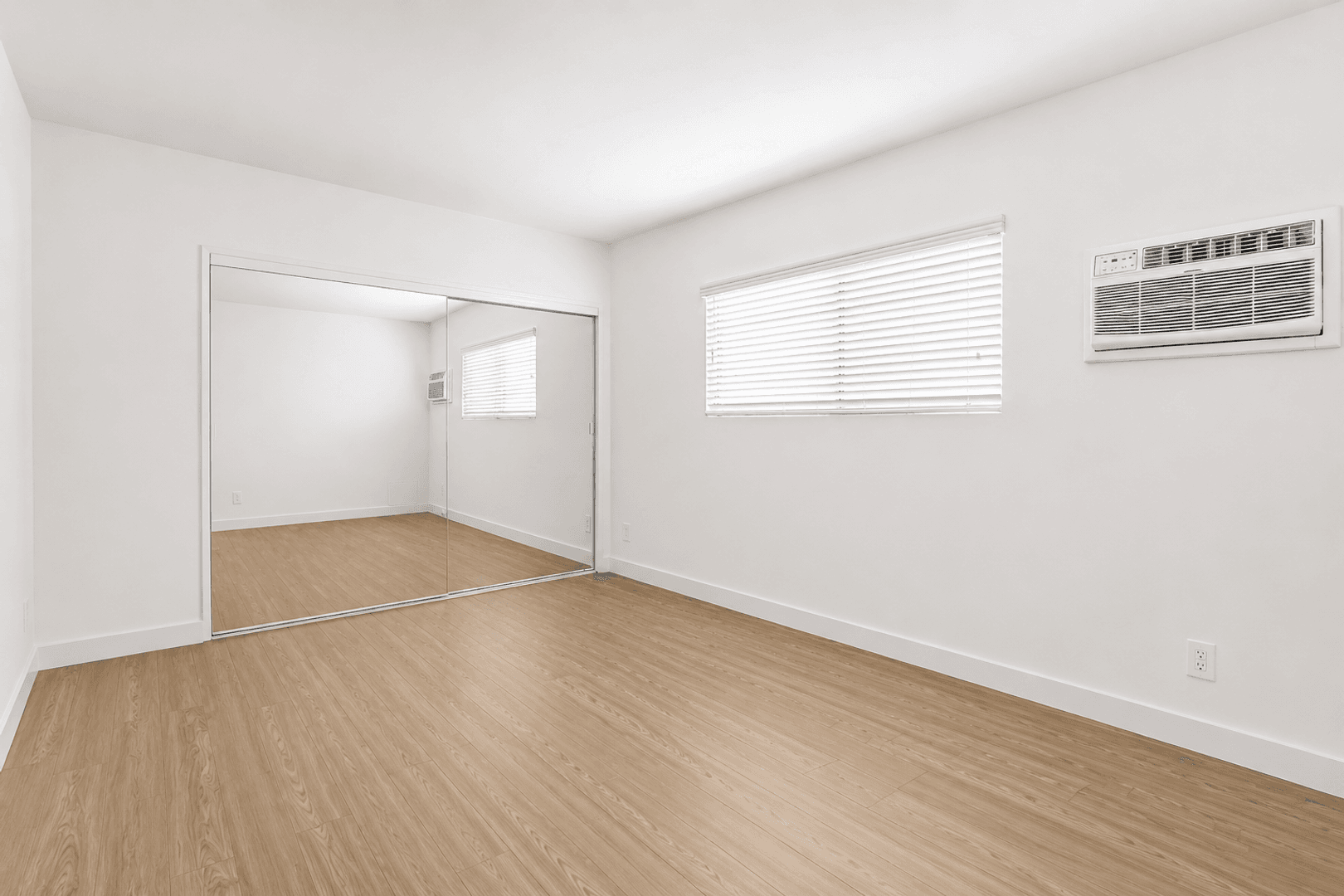 Tarzana Apartment: 5931 Reseda Blvd