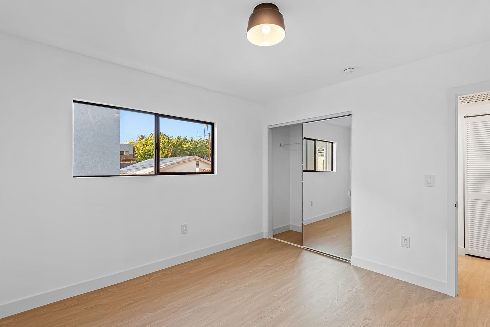 Los Angeles Apartment: 3415 London St