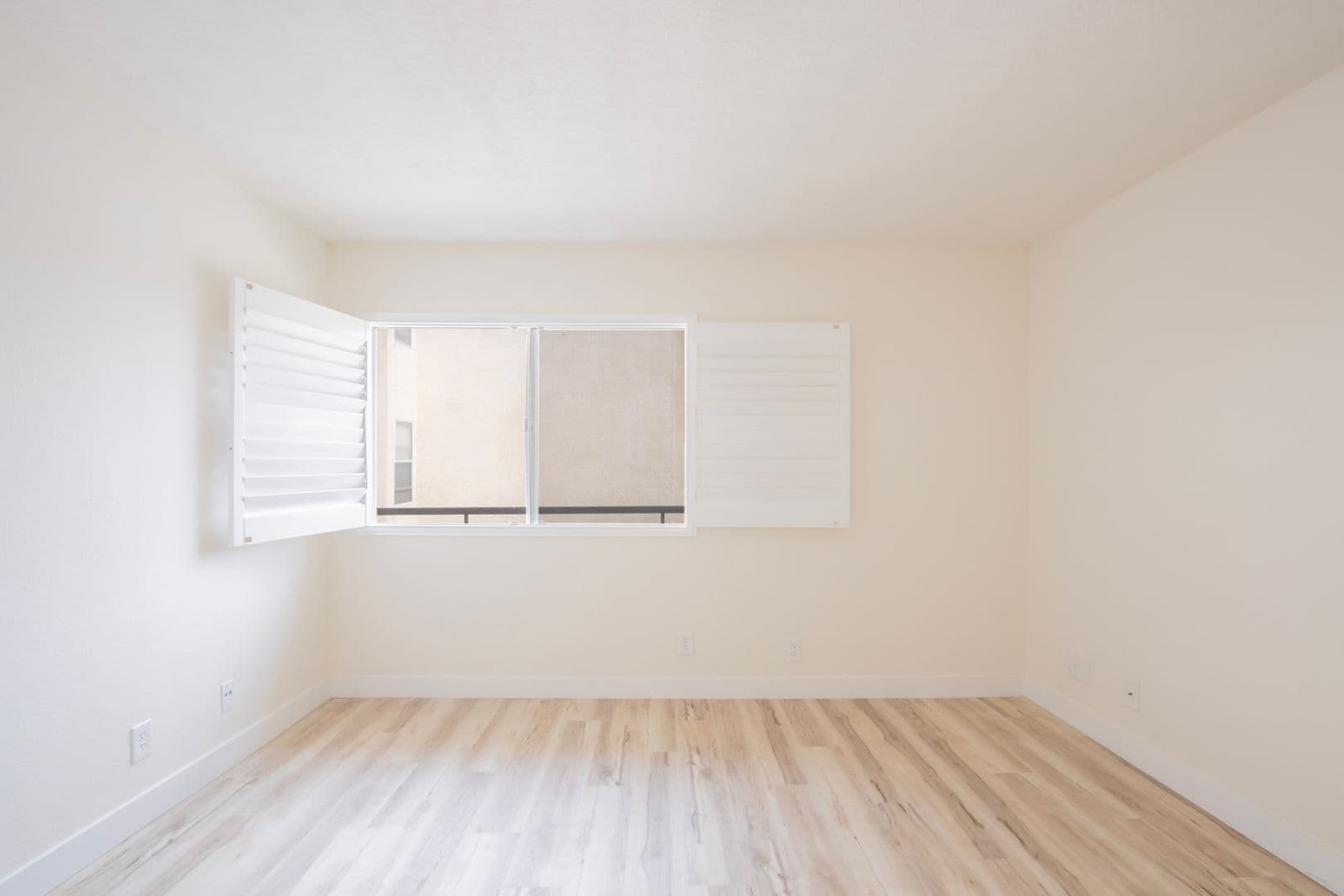 Northridge Apartment: 10020 Zelzah Avenue