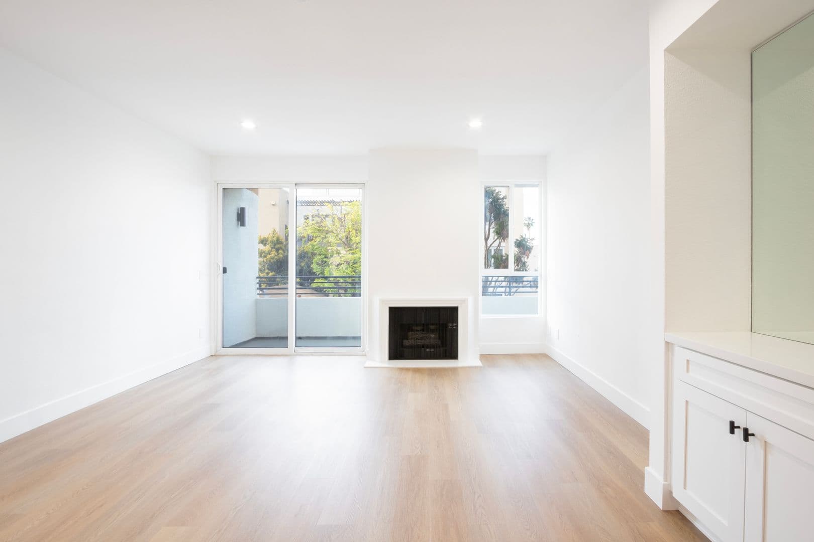 Los Angeles Apartment: 1616 N Serrano Ave.